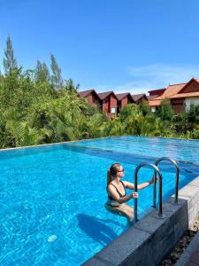 Bazén v ubytování Lodge Moni Essara Kampot nebo v jeho okolí