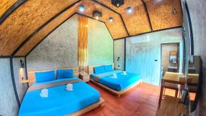 Postel nebo postele na pokoji v ubytování สกายโฮม วัดเจดีย์ไอ้ไข่ Resort & Restaurant + 37 fotografií