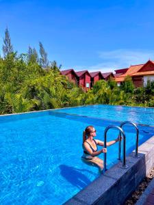 Bazén v ubytování Lodge Moni Essara Kampot nebo v jeho okolí