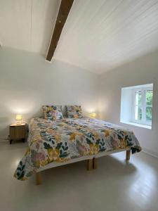 Ένα ή περισσότερα κρεβάτια σε δωμάτιο στο Maison familiale spacieuse à Niort avec jardin