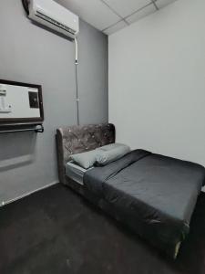 una camera con letto e condizionatore d'aria di MIA Hostel for Traveller a Simpang Kelemak