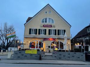 un edificio con una tienda en una calle en La Strada, en Murnau am Staffelsee