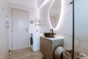 Koupelna v ubytování Esperides Luxury Suites 2 + 21 fotografií