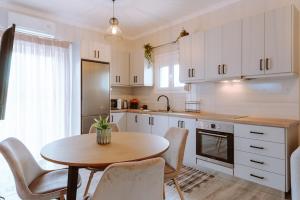 Kuchyň nebo kuchyňský kout v ubytování Esperides Luxury Suites 2