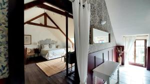 Saint-HélenにあるLe Puits, 19c House In The Grounds Of The Manorの部屋にベッドとテーブルがある寝室 +22枚の写真
