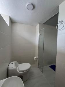 un baño con inodoro y ducha en Refugio Campestre San Cipriano, en Paipa 13 fotos más