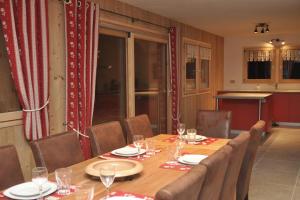 a dining room with a long table and chairs at Chalet Le Villard Samoens in Samoëns