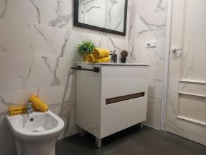 A bathroom at Gran piso pleno centro. Plaza del Pilar + Desayuno