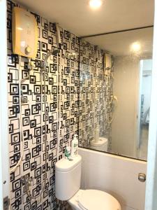 Koupelna v ubytování Family Suite Connecting 4 Bedroom at Apartment Green Pramuka City