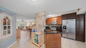 een keuken met een koelkast en een woonkamer bij Siesta Bayside Bliss in Siesta Key +49 foto's