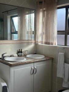 Gambar di galeri bagi Trevi Sea-view Apartment di Margate