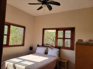 a bedroom with a bed and a ceiling fan at Casa de huéspedes Zaadxil Doo in Zipolite