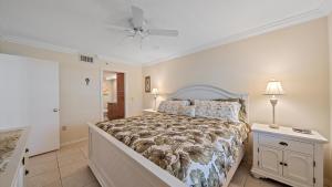 een slaapkamer met een bed en een plafondventilator bij Siesta Bayside Bliss in Siesta Key