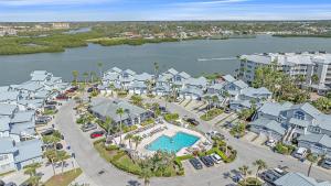 een luchtfoto van een resort met zwembad bij Siesta Bayside Bliss in Siesta Key