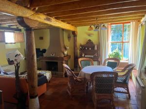 a dining room with a table and chairs in a room at El Canto del Gallo in Ranedo de Curueño