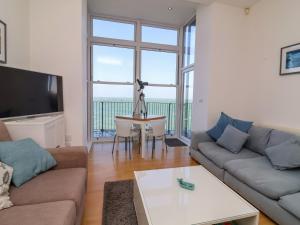 Μια τηλεόραση ή/και κέντρο ψυχαγωγίας στο 4 Oceanside Apartments