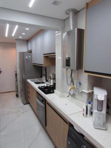 Kuchyňa alebo kuchynka v ubytovaní Quarto Apt AirPort GRU Congonhas Cumbica Poupatempo Shopping Internacional SP A Melhor localização perto da grande São Paulo