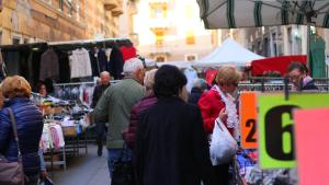 un grupo de personas caminando por un mercado al aire libre en Bed & Breakfast La Rosa dei Venti, en Génova