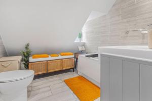 ein Badezimmer mit Badewanne, Toilette und Waschbecken in der Unterkunft OnSiteStays - Cute Cottage In Barcombe in Lewes + 9 Fotos
