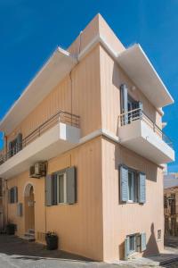 um edifício com duas varandas do lado em Aurum Syros em Hermópolis