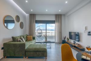 Μια τηλεόραση ή/και κέντρο ψυχαγωγίας στο Gems - Stunning 2BR Apts - Steps from the Beach!