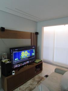 Televízia a/alebo spoločenská miestnosť v ubytovaní Quarto Apt AirPort GRU Congonhas Cumbica Poupatempo Shopping Internacional SP A Melhor localização perto da grande São Paulo