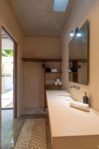 メリダにあるCasa Pepen by Kanaa - Colonial Luxury with a Private Outdoor Pool and Garden in Central Meridaの洗面台が2つと大きな鏡があるバスルーム