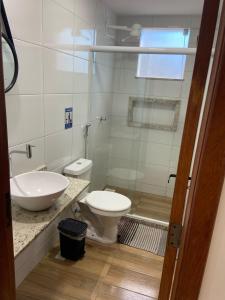 卡波布里奥Studio no Condomínio dos Pássaros em Cabo Frio e Belas Praias的带马桶和水槽的浴室