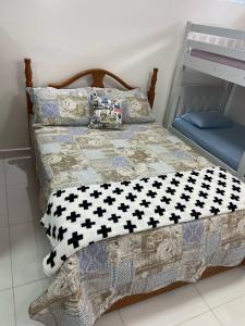 卡波布里奥Studio no Condomínio dos Pássaros em Cabo Frio e Belas Praias的一张黑白床