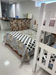 卡波布里奥Studio no Condomínio dos Pássaros em Cabo Frio e Belas Praias的一间卧室设有一张床和梯子