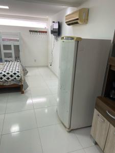 卡波布里奥Studio no Condomínio dos Pássaros em Cabo Frio e Belas Praias的一间带冰箱的厨房 更多6张照片