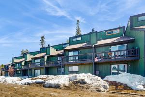 un edificio verde con nieve delante en Fraser's Mountain Fantasy, en Fraser