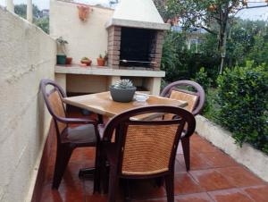 Balkón alebo terasa v ubytovaní JARDIN, TERRAZA Y BARBACOA