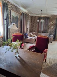 a living room with a table and chairs at Villa ved sjøen og fjellene in Myklebostad
