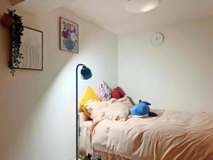 a bedroom with a bed with a stuffed animal on it at La Amélie Shinjuku Sweet Familie et Enfants Moments 渋谷新宿家族の甘い時 in Tokyo