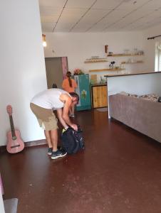 马特勒Linesa holiday resort的男人在带吉他的房间弯着一个包 更多3张照片