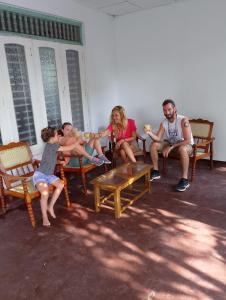 马特勒Linesa holiday resort的一群坐在门廊椅子上的人