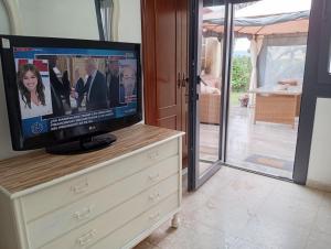 Televízia a/alebo spoločenská miestnosť v ubytovaní JARDIN, TERRAZA Y BARBACOA