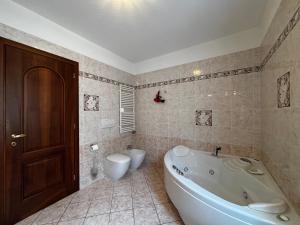 Koupelna v ubytování Villa David - Larihome A82 + 17 fotografií