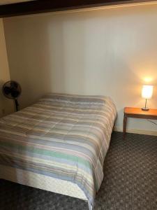 Postel nebo postele na pokoji v ubytování Brookside Motor Inn