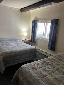Postel nebo postele na pokoji v ubytování Brookside Motor Inn