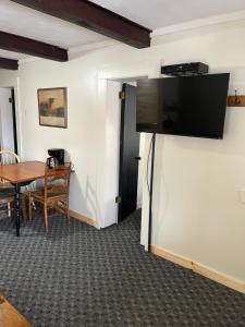 TV a/nebo společenská místnost v ubytování Brookside Motor Inn