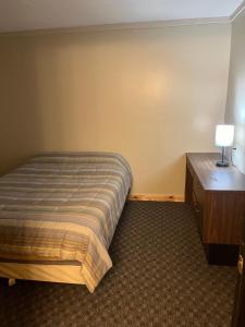 Postel nebo postele na pokoji v ubytování Brookside Motor Inn
