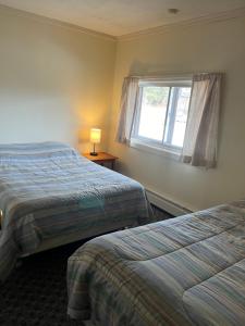 Postel nebo postele na pokoji v ubytování Brookside Motor Inn
