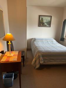 Postel nebo postele na pokoji v ubytování Brookside Motor Inn