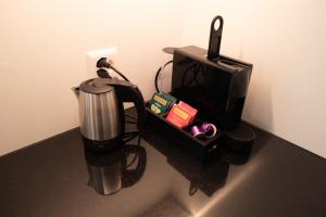 Kemudahan buat kopi dan teh di Chalet Suite