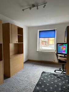 TV a/nebo společenská místnost v ubytování 2 Raum Ferienwohnung mit 2 Schlafzimmer