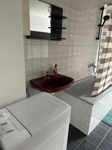 Koupelna v ubytování 2 Raum Ferienwohnung mit 2 Schlafzimmer + 5 fotografií