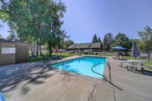 Kolam renang di atau dekat dengan Happy Hideaway - Aspen Village Condo w seasonal pool, close to lake, park, golf, and downtown
