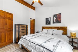 Katil atau katil-katil dalam bilik di Happy Hideaway - Aspen Village Condo w seasonal pool, close to lake, park, golf, and downtown +36 gambar